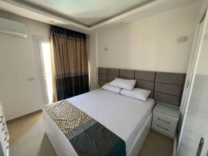 沙姆沙伊赫Beautiful 1 Bedroom apartment in el Montazah的一间卧室设有一张大床和一个窗户。