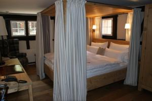 伦策海德麦恩萨斯瓜尔达瓦尔酒店的一间卧室配有一张带天蓬的大床