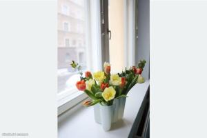 赫尔辛基Corner apartment的窗台上一束花