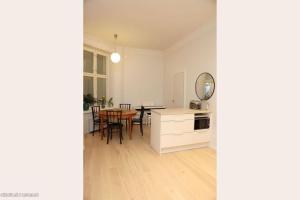 赫尔辛基Corner apartment的厨房以及带桌子和镜子的用餐室