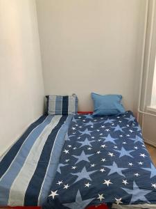 赫尔辛基Corner apartment的床上有美国国旗毯子