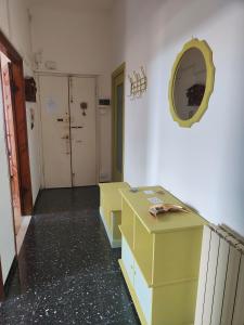 格拉齐Appartamento Case Rosse的一间设有黄色橱柜和墙上镜子的房间