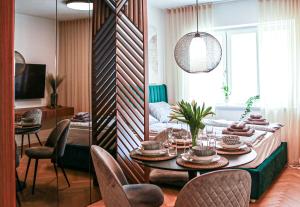 卢布尔雅那JU3 Apartments的一间带桌椅的用餐室