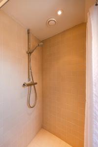 布鲁日Bonrepo Room 105的浴室铺有橙色瓷砖,设有淋浴。