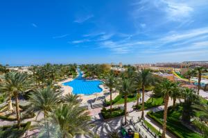 赫尔格达Golden Beach Resort的享有度假村的空中景致,设有游泳池和棕榈树
