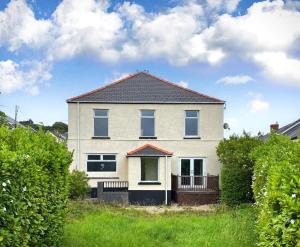 BeaufortLarge house on the edge of the Brecon Beacons的黑色屋顶的白色房子