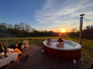 TjeleSol-flora的两人在热水浴缸中,在日落的背景中