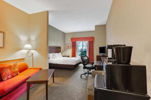 多斯韦尔里士满拉金塔旅馆及套房 - 国王自治领域的酒店客房设有床和客厅。
