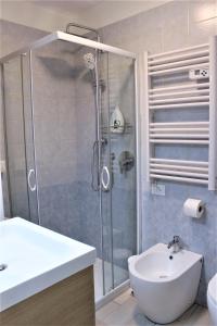 阿纳卡普里La Maiolica的带淋浴、卫生间和盥洗盆的浴室