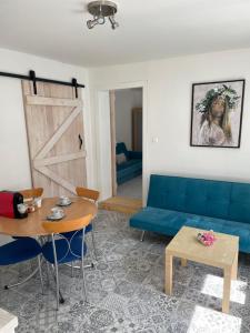波达雅斯卡Apartmány Modrý Dom的客厅配有蓝色的沙发和桌子