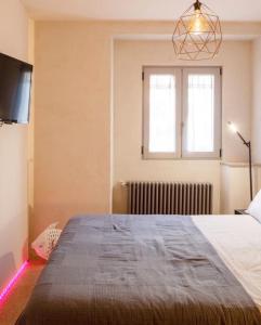 门德里西奥Relais Flora Arzo Appartamento superior di vacanza con posteggio的一间卧室设有一张大床和一个窗户。