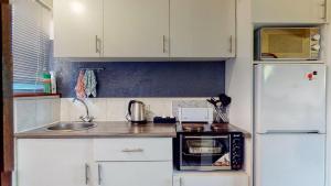 绍斯布鲁姆San Lameer Villa 2516 by Top Destinations Rentals的一间带水槽和冰箱的小厨房