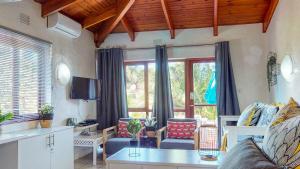 绍斯布鲁姆San Lameer Villa 2516 by Top Destinations Rentals的客厅配有沙发和桌子