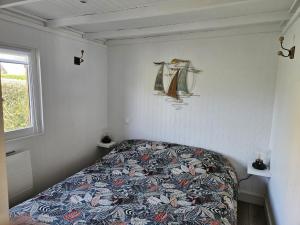 梅尔维尔弗朗瑟维尔普拉格Charmant chalet 200 m de la mer的一间卧室配有床,床上装有被子