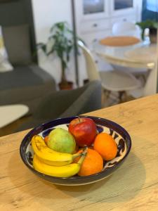 马德里Apartamento Vallecas Plaza的坐在桌子上的一碗水果