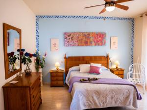 阿尔卡纳尔梅斯特尔阿尔卡纳尔度假屋的一间卧室配有一张床和吊扇