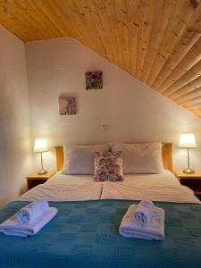 格拉博瓦茨里奥纳达旅馆的一间卧室配有一张床,上面有两条毛巾