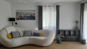 皮内兹齐Apartments & Room Danijel的客厅配有白色沙发及枕头