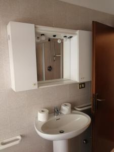 加尔达湖滨APP Angela - Ardaro 2的一间带白色水槽和橱柜的浴室