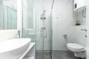 杜布罗夫尼克City Residences的带淋浴、卫生间和盥洗盆的浴室