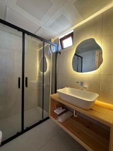 安塔利亚Audo Studio Hotel的一间带水槽、淋浴和镜子的浴室