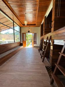 珀尼达岛Penida Hills Hostel的走廊铺有木地板,设有木制天花板