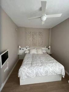 科斯塔巴伦娜Costa Ballena - Duplex Playa Lar Beach House的一间白色卧室,配有床和电视