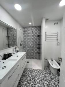 科斯塔巴伦娜Costa Ballena - Duplex Playa Lar Beach House的白色的浴室设有水槽和卫生间。