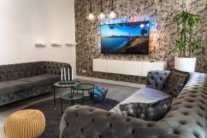 奥芬巴赫Moderne Wohnung im Herzen Offenbachs的客厅配有沙发和墙上的电视