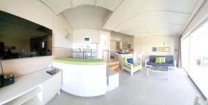 英格兰海滩Apartamentos Casas Carmen - Adults Only的客厅配有沙发和桌子