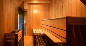 摩泽尔河畔的泽尔Das haus in spay an der Mosel mit Sauna的一间设有木凳的桑拿浴室