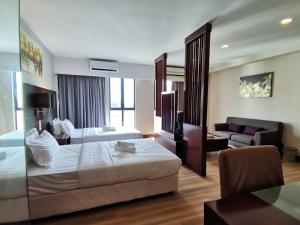 哥打京那巴鲁Ming Greenage Suite 明绿时代套房 @Kota Kinabalu 亚庇市中心的酒店客房,设有两张床和一张沙发