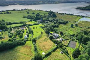 索尔塔什Lower Marsh Farm in Cornwall的河岸上地产的空中景观