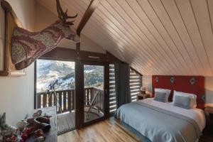 圣热尔韦莱班L'ivresse du Mont-Blanc的卧室配有一张带鹿头的墙壁床。