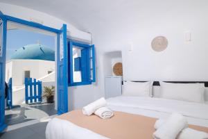 伊亚Luxus VIP Suites的一间卧室配有一张床和一个蓝色的门
