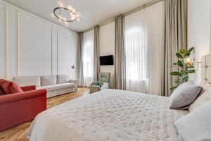 阿拉德Central family apartment的卧室配有一张白色的大床和一张沙发。