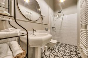 阿拉德Central family apartment的白色的浴室设有水槽和淋浴。