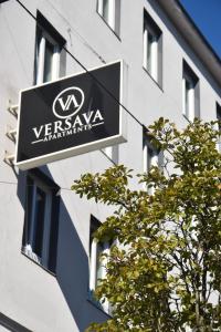 维也纳Versava Apartments的建筑物一侧的标志