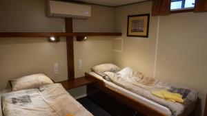阿姆斯特丹Hotelboat Angeline的一间客房内配有两张床的房间