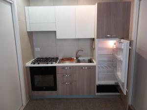 特拉尼Il faletto的小厨房配有开放式冰箱和炉灶。