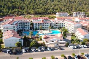 迪迪姆AKBÜK Palace Resıdence的享有带游泳池的度假村的空中景致