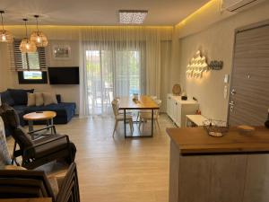 尼基季Nikiti Heart Luxury Villa的客厅配有蓝色的沙发和桌子