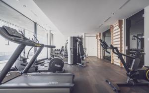 达沃斯Parsenn Resort的健身房设有数台跑步机和有氧运动器材