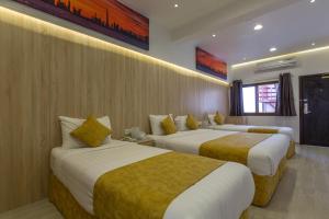 迪拜24 Gold Hotel的一间酒店客房,房间内设有两张床