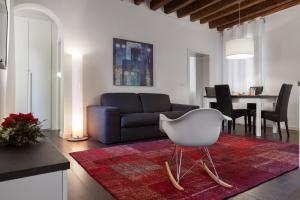 威尼斯里亚托城市公寓的客厅配有沙发和椅子