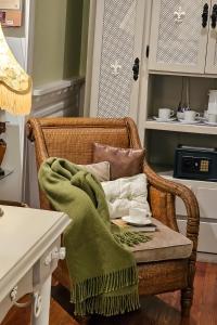 萨尔塔比库尼亚精品酒店的柳条椅上贴着绿毯