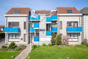 德科赫Appartementen Beatrix的公寓大楼设有蓝色的阳台和庭院。