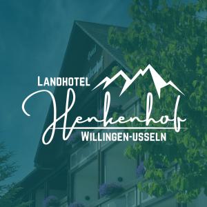维林根Landhotel Henkenhof Willingen的树和山的旅馆标志