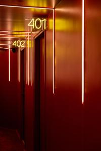 巴黎Graphik Montparnasse的带有号码的电梯门