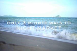 华欣Huahin Stay的海滩上写着字,步行数分钟便可抵达夜市